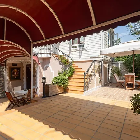 Magnificent Historic Mansion In Beylerbeyi איסטמבול